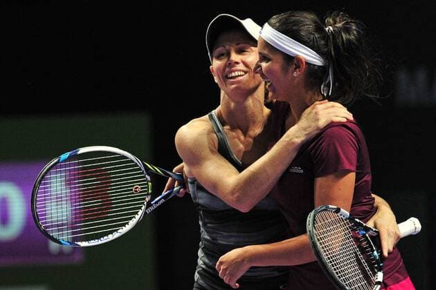 Cara Black (L) of Zimbabwe and Sania Mirza of India celebrate after winning the doubles final match of WTA Tennis Damen Finals in Singapore Indoor Stadium, Oct. 26, 2014. (SP)SINGAPORE-TENNIS-WTA-DOUBLES-FINAL ThenxChihxWey 