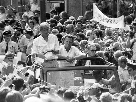 1985: Wimbledon Sieger Boris Becker (BR Deutschland) und seinem Trainer Günter Bosch wird in Leimen ein begeisterter Empfang bereitet