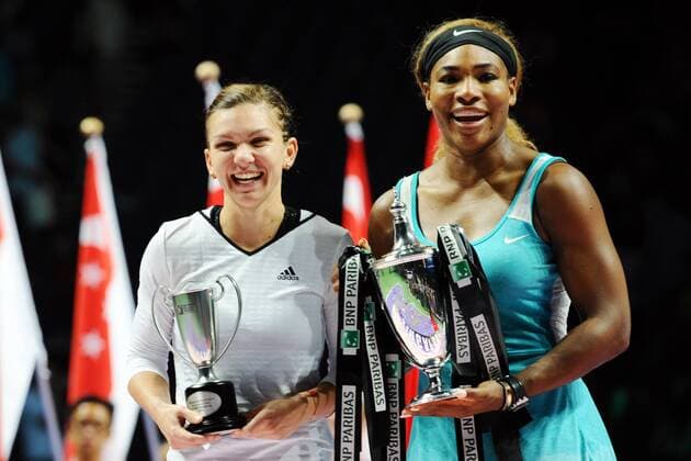 Serena Williams (R) of the U.S. and Simona Halep of Romania pose for photograph during the awarding ceremony after the women s singles final match of WTA Tennis Damen Finals at the Singapore Indoor Stadium on Oct. 26, 2014. (SP)SINGAPORE-TENNIS-WTA-SINGLES FINAL ThenxChihxWey 