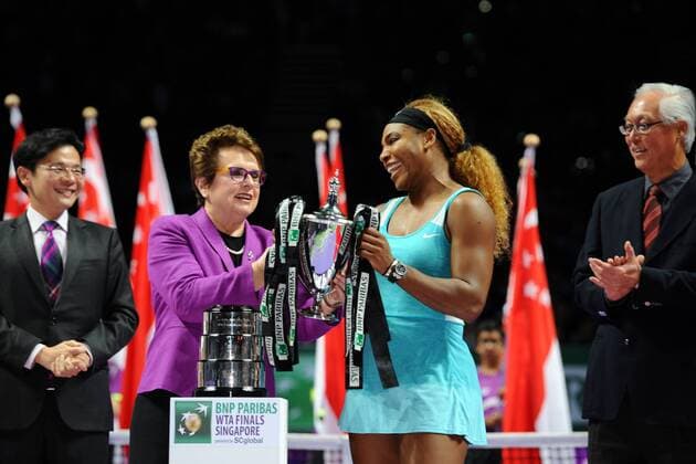 Serena Williams (2nd R) of the United States receives the trophy from U.S. tennis icon Billie Jean King (2nd L) during the awarding ceremony after the women s singles final match of WTA Tennis Damen Finals at the Singapore Indoor Stadium on Oct. 26, 2014. (SP)SINGAPORE-TENNIS-WTA-SINGLES FINAL ThenxChihxWey 
