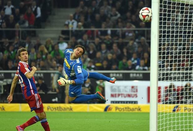 26.10.2014, Fussball, Saison 2014 15, 1. Bundesliga, 9. Spieltag, Borussia Mönchengladbach - FC Bayern München Glück für Torwart Yann Sommer (Borussia Mönchengladbach), der Ball geht an den Pfosten, links Thomas Mueller, Thomas Müller (Bayern München)