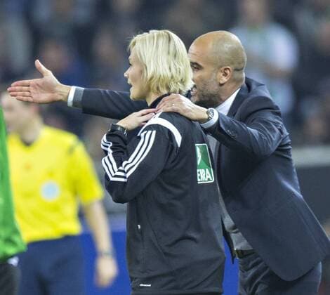 Mönchengladbach, 26.10.2014, Borussia Park Trainer Josep Pep Guardiola (FCB) legt seine Hand um die 4. Offizielle Bibiana Steinhaus - die sie daraufhin entfernt VfL Borussia Mönchengladbach - Bayern München mm