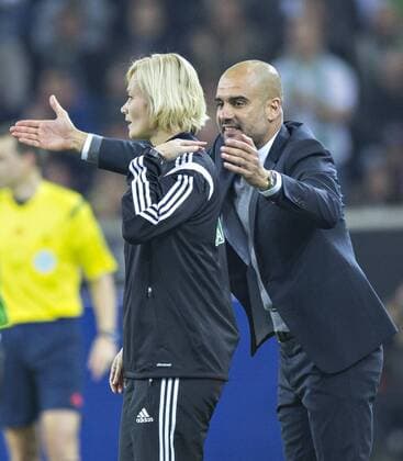 Mönchengladbach, 26.10.2014, Borussia Park Trainer Josep Pep Guardiola (FCB) legt seine Hand um die 4. Offizielle Bibiana Steinhaus - die sie daraufhin entfernt VfL Borussia Mönchengladbach - Bayern München mm