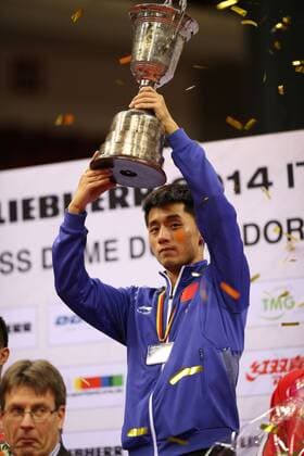 Der Finalsieger Jike Zhang (CHN) bei der Siegerehrung Liebherr Mens World Cup 2014 --- Tischtennis --- 26.10.2014 EP_FWT