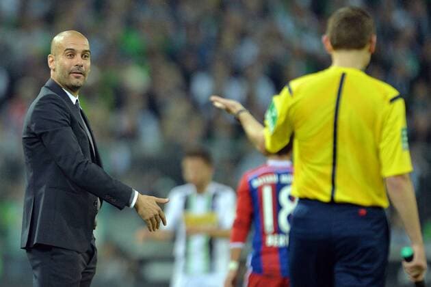 Borussia Mönchengladbach vs. Bayern München --- Fussball --- 1.Bundesliga --- 26.10.2014 Josep Pep Guardiola (Trainer FC Bayern), links, und der Schiedsrichterassistent, Schiedsrichter, Schiri, Linienrichter, Mimik, Gestik, halbe Figur, Diskussion, Feature