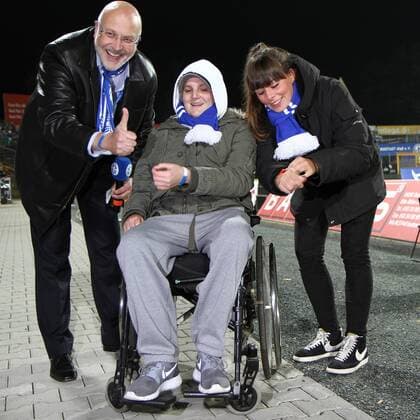 27.10.2014 Darmstadt, Merck-Stadion am Böllenfalltor 2. Bundesliga Saison 2014 2015 SV Darmstadt 98 (Lilien) - 1. FC Nürnberg (FCN) Vorstand Volker Harr (SV Darmstadt) wirbt für die Aktion Einer für alle - Alle für Jonny - zugunsten des Aktion DU MUSST KÄMPFEN , für den krebskranken Jonathan Heimes zur Zeit im Rollstuhl wegen neuerlicher Erkrankung