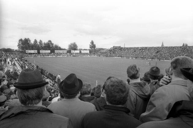 Fußball, Stadiongeschichte Arminia Bielefeld Die Bielefelder Alm während eines Spiels der Arminia