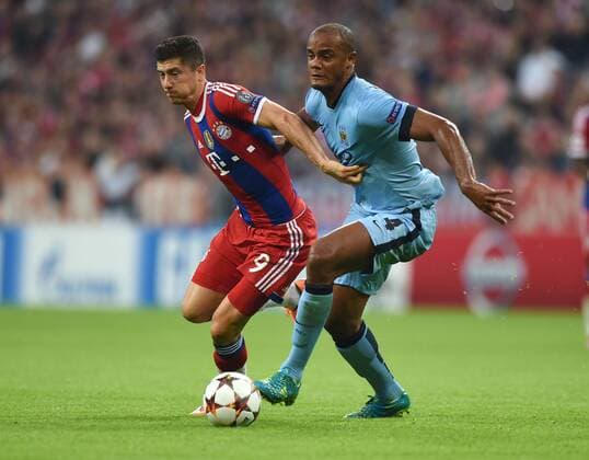 17.09.2014, Fussball, Saison 2014 15, UEFA Champions League, Vorrunde, FC Bayern München - Manchester City Robert Lewandowski (Bayern München), li., gegen Vincent Kompany (Manchester City)