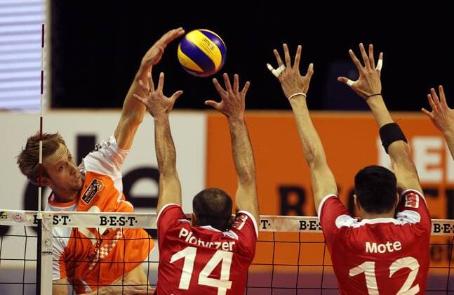 Paul Carroll, Mark Ployczek, Nehmiah Mote Aktion Spielszene Zweikampf Volleyball Bundesliga Herren Saison 2014 2015 29.10.2014 BR Volleys Berlin vs. TV Ingersoll Bühl