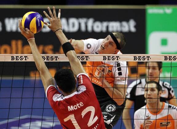 Nehmiah Mote, Felix Fischer Aktion Spielszene Zweikampf Volleyball Bundesliga Herren Saison 2014 2015 29.10.2014 BR Volleys Berlin vs. TV Ingersoll Bühl