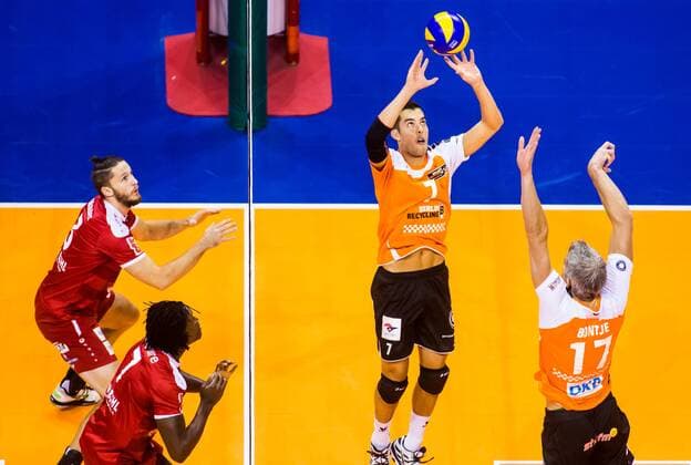 Berlin, Deutschland, 29.10.2014: Volleyball Bundesliga Saison 2014 2015 - Berlin Recycling Volleys - TV Ingersoll Buehl Bühl. Kawika Shoji (BR Volleys 7) spielt Rob Bontje (BR Volleys 17) zu, links Richard Mauler (Buehl) und Magloire Mayaula (Berlin)