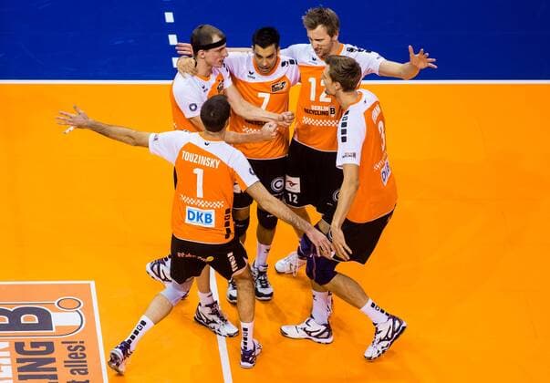 Berlin, Deutschland, 29.10.2014: Volleyball Bundesliga Saison 2014 2015 - Berlin Recycling Volleys - TV Ingersoll Buehl Bühl. Jubel BR Volleys, v.li. Scott Joseph Touzinsky (BR Volleys 1), Felix Fischer (BR Volleys 6), Kawika Shoji (BR Volleys 7), Paul Carroll (BR Volleys 12), Robert Kromm (BR Volleys 3)
