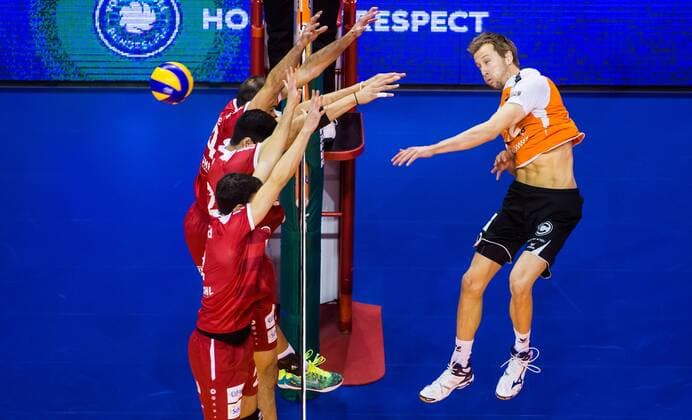 Berlin, Deutschland, 29.10.2014: Volleyball Bundesliga Saison 2014 2015 - Berlin Recycling Volleys - TV Ingersoll Buehl Bühl. Paul Carroll (BR Volleys 12) gegen den Block aus Mark Plotyczer (Buehl), Nehemiah Mote (Buehl), Angel Trinidad de Haro (Buehl)