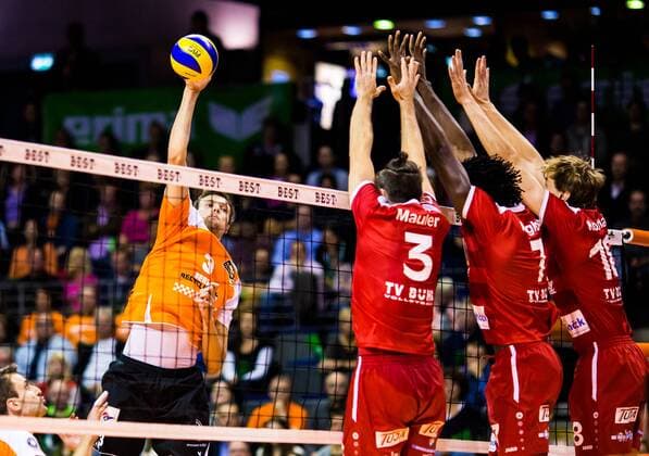 Berlin, Deutschland, 29.10.2014: Volleyball Bundesliga Saison 2014 2015 - Berlin Recycling Volleys - TV Ingersoll Bühl Bühl. Robert Kromm (BR Volleys 3) gegen den Block aus Richard Mauler (Bühl), Magloire Mayaula (Berlin) und Lubos Kostolani (Bühl)