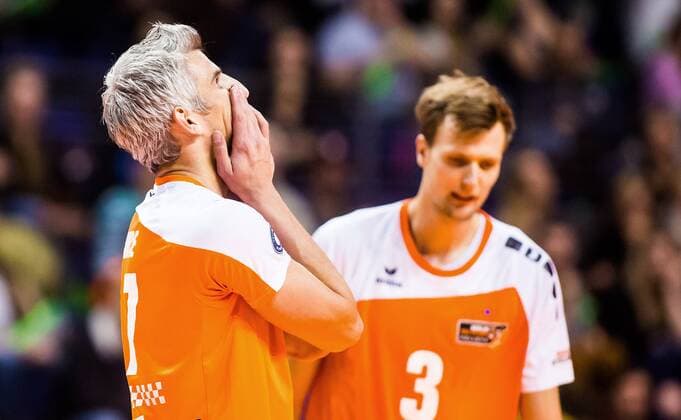 Berlin, Deutschland, 29.10.2014: Volleyball Bundesliga Saison 2014 2015 - Berlin Recycling Volleys - TV Ingersoll Bühl Bühl. Rob Bontje (BR Volleys 17) und Robert Kromm (BR Volleys 3) frustriert