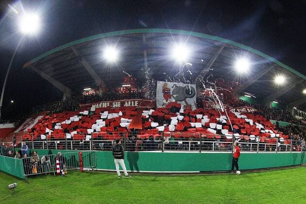Fußball, Stadiongeschichte Würzburger Kickers Fussball, DFB Pokal, FC Würzburger Kickers v.li.: Fans der Würzburger Kickers Fans zeigen Choreografie, Choreografie, Choreos, choreographye xfsx