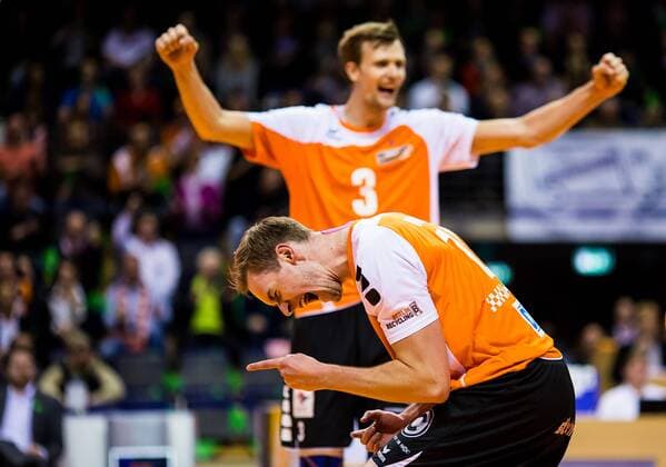 Berlin, Deutschland, 29.10.2014: Volleyball Bundesliga Saison 2014 2015 - Berlin Recycling Volleys - TV Ingersoll Bühl Bühl. Jubel Sebastian Kühner Kuehner (BR Volleys 10) und Robert Kromm (BR Volleys 3)
