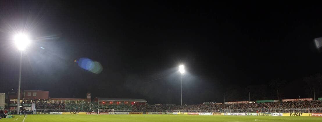 Fußball, Stadiongeschichte Würzburger Kickers Flutlicht, ausverkauftes Stadion, Abendspiel; Fußball, DFB-Pokal, Saison 2014 15, 2. Runde, FC Würzburger Kickers fans, flyeralarm Arena Würzburg, 29.10.2014 Fans