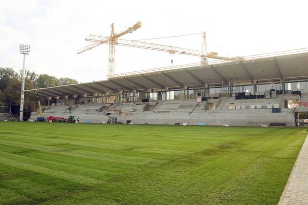 Fußball, Stadiongeschichte Stuttgarter Kickers Stuttgarter Kickers Deutschland, Stuttgart, 29.10.2014, Fussball, 3. Liga, Saison 2014 2015; Stuttgarter Kickers: Umbau GAZI-Stadion auf der Waldau Neu verlegter Rasen.