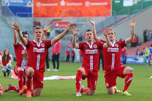 Die Cottbuser Spieler feiern den Sieg mit den Fans FC Energie Cottbus - SpVgg Unterhaching