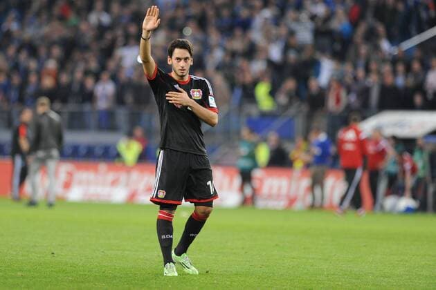 Fussball 1. Bundesliga 10. Spieltag Hamburger SV - Bayer Leverkusen am 01.11.2014 in der Imtech Arena in Hamburg Hakan Calhanoglu ( Leverkusen ) bedankt sich nach dem Spiel bei den Fans von Bayer Leverkusen