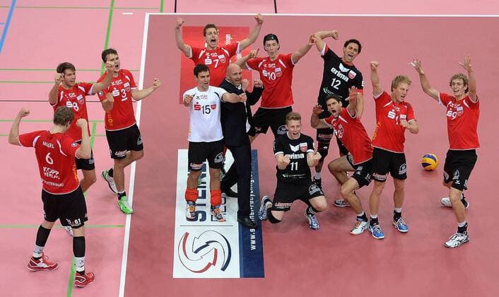 Volleyball 1. Bundesliga Saison 2014 2015 in Tübingen 01.11.2014 TV Rottenburg - SVG Lüneburg Teamjubel nach dem Sieg gegen Lüneburg, TV Rottenburg 