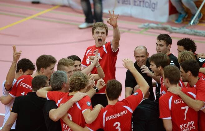 Volleyball 1. Bundesliga Saison 2014 2015 in Tübingen 01.11.2014 TV Rottenburg - SVG Lüneburg Teamjubel nach dem Sieg gegen Lüneburg, TV Rottenburg: Friederich Nagel (TV Rottenburg,mitte hinten) 