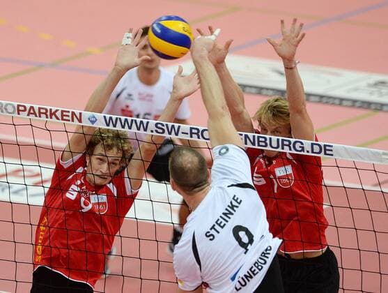 Volleyball 1. Bundesliga Saison 2014 2015 in Tübingen 01.11.2014 TV Rottenburg - SVG Lüneburg Falko Steinke (Lüneburg, Mitte) gegen Lars Wilmsen (TV Rottenburg,li) und Dirk Mehlberg (TV Rottenburg,re) im Block 