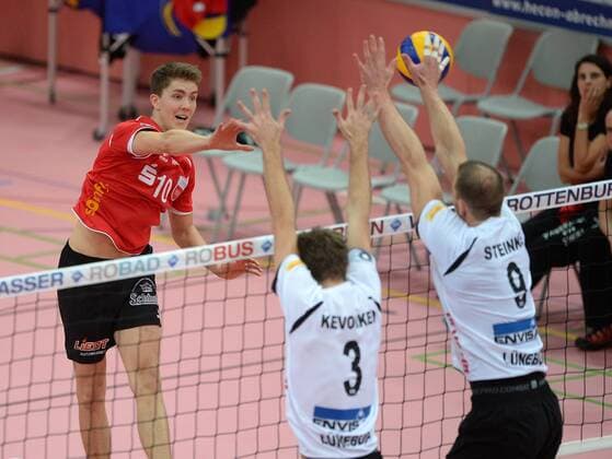 Volleyball 1. Bundesliga Saison 2014 2015 in Tübingen 01.11.2014 TV Rottenburg - SVG Lüneburg Tom Strohbach (TV Rottenburg,li) gegen Scott Michael Kevorken (Lueneburg,mitte) und Falko Steinke (Lüneburg,re) im Block 