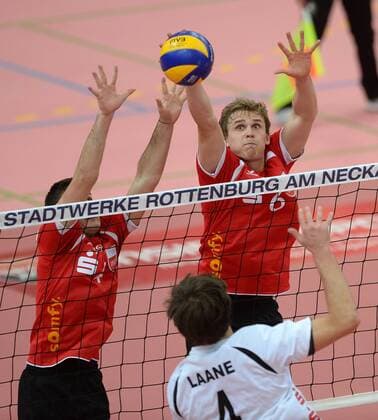 Volleyball 1. Bundesliga Saison 2014 2015 in Tübingen 01.11.2014 TV Rottenburg - SVG Lüneburg Friederich Nagel (TV Rottenburg,re) und Federico Cipollone (TV Rottenburg,li) im Block gegen Tijmen Laane (Lueneburg,mitte) 