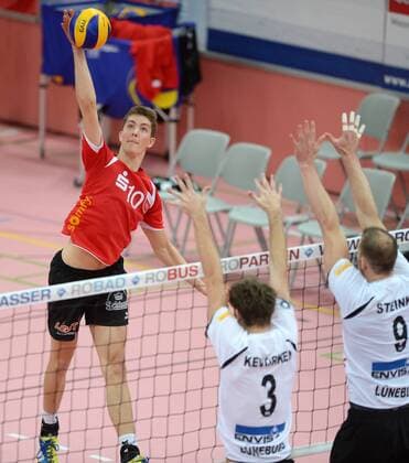 Volleyball 1. Bundesliga Saison 2014 2015 in Tübingen 01.11.2014 TV Rottenburg - SVG Lüneburg Tom Strohbach (TV Rottenburg,li) gegen Scott Michael Kevorken (Lueneburg,mitte) und Falko Steinke (Lüneburg,re) im Block 