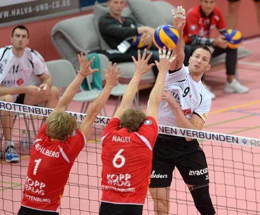 Volleyball 1. Bundesliga Saison 2014 2015 in Tübingen 01.11.2014 TV Rottenburg - SVG Lüneburg Falko Steinke (Lüneburg) gegen Dirk Mehlberg (TV Rottenburg,li) und Friederich Nagel (TV Rottenburg,re ) im Block 