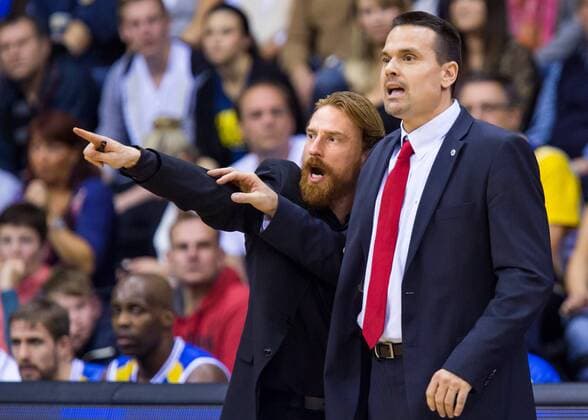 Oldenburg, Niedersachsen, DEU, 01.11.2014, Headcoach Raoul Korner (rechts, Löwen Braunschweig) und Assistant-Coach Lars Masell (links, Löwen Braunschweig) gestikulieren. EWE Baskets Oldenburg vs. Löwen Braunschweig. 1. Basketball-Bundesliga Saison 2014 2015, 7. Spieltag, grosse EWE Arena.