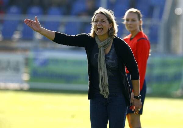 SC Sand - MSV Duisburg Inka GRINGS, Trainerin MSV Duisburg, Halbkörper, Coachingzone, Gestik, quer, Fußball, Frauen DFB-Pokal, Achtelfinale, Saison 20124 2015