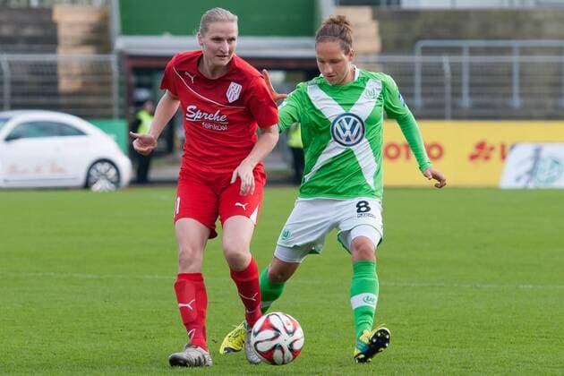 v.li.: Agnieszka Winczo (BV Cloppenburg), Babett Peter (VfL Wolfsburg) im Zweikampf , Fussball, DFB-Pokal der Frauen, VfL Wolfsburg - BV Cloppenburg, xobx