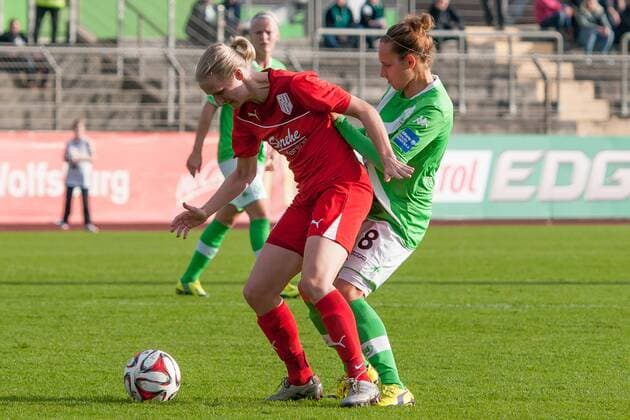 v.li.: Agnieszka Winczo (BV Cloppenburg), Babett Peter (VfL Wolfsburg) im Zweikampf, Fussball, DFB-Pokal der Frauen, VfL Wolfsburg - BV Cloppenburg, xobx