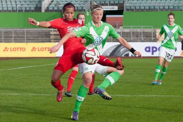 v.li.: Eve Chandraratne (BV Cloppenburg), Alexandra Popp (VfL Wolfsburg) im Zweikampf, Fussball, DFB-Pokal der Frauen, VfL Wolfsburg - BV Cloppenburg, xobx