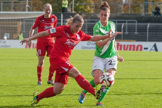 v.li.: Anna Johanning (BV Cloppenburg), Verena Faißt (VfL Wolfsburg) im Zweikampf, Fussball, DFB-Pokal der Frauen, VfL Wolfsburg - BV Cloppenburg, xobx