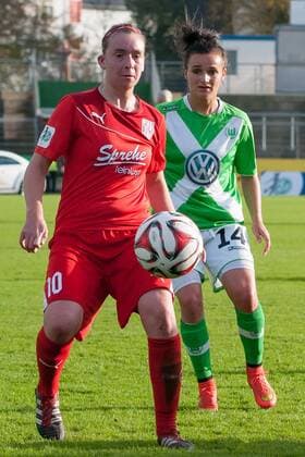 v.li.: Tanja Baumann (BV Cloppenburg), Lina Magull (VfL Wolfsburg) im Zweikampf, Fussball, DFB-Pokal der Frauen, VfL Wolfsburg - BV Cloppenburg, xobx