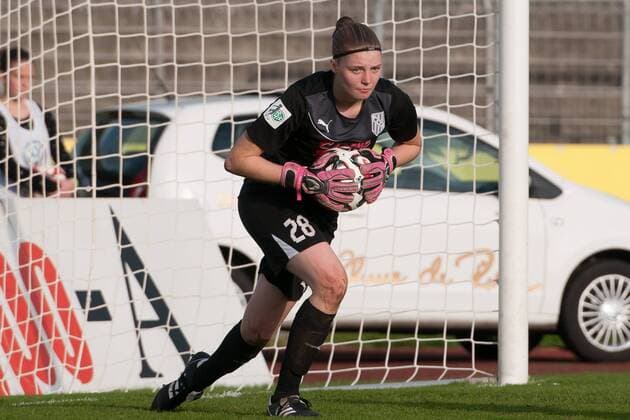 v.li.: Torhüterin Alexandra Crone (BV Cloppenburg) Freisteller, Einzelbild, Aktion, Fussball, DFB-Pokal der Frauen, VfL Wolfsburg - BV Cloppenburg, xobx