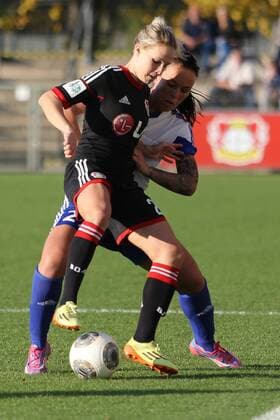 v.li.: Isabelle Linden (Bayer 04 Leverkusen), Peggy Kuznik (1. FFC Frankfurt), Zweikampf, Duell, duel, tackle, Dynamik, Action, Aktion, Fussball, DFB-Pokal der Frauen, Bayer 04 Leverkusen - 1. FFC Frankfurt, xozx