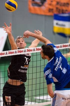 02.11.2014, ZF Arena, Friedrichshafen Volleyball, Bundesliga Maenner, VfB Friedrichshafen vs. Berlin Recycling Volleys Block Rob Johannes Bontje ( 17 Berlin) - Angriff Nicholas Vogel ( 7 Friedrichshafen)