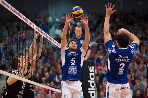 02.11.2014, ZF Arena, Friedrichshafen Volleyball, Bundesliga Maenner, VfB Friedrichshafen vs. Berlin Recycling Volleys Zuspiel Simon Tischer ( 5 Friedrichshafen), Maximilliano Gauna ( 2 Friedrichshafen)