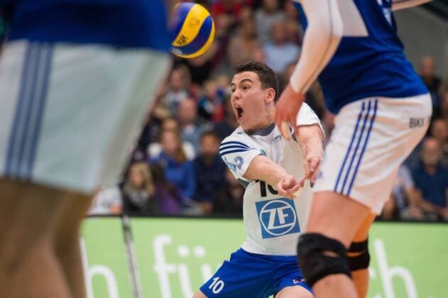 02.11.2014, ZF Arena, Friedrichshafen Volleyball, Bundesliga Maenner, VfB Friedrichshafen vs. Berlin Recycling Volleys Annahme Jena Grebennikov ( 10 Friedrichshafen)