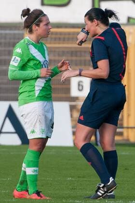 v.li.: Vanessa Bernauer (VfL Wolfsburg) hilft Schiedsrichterin Nadine Westerhoff bei einem Problem mit dem Auge, kurios, Fussball, DFB-Pokal der Frauen, VfL Wolfsburg - BV Cloppenburg, xobx
