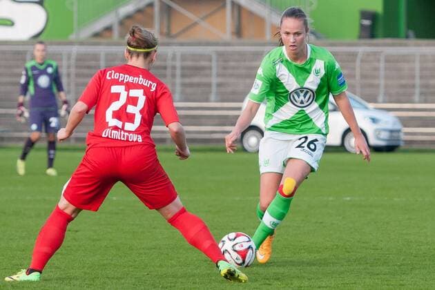 v.li.: Velislava Dimitrova (BV Cloppenburg), Caroline Graham Hansen (VfL Wolfsburg) im Zweikampf, Fussball, DFB-Pokal der Frauen, VfL Wolfsburg - BV Cloppenburg, xobx
