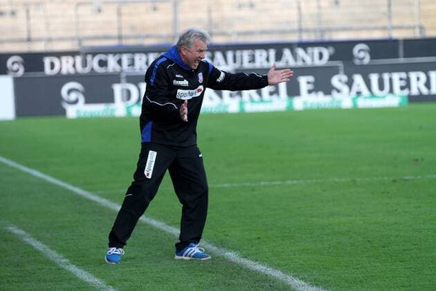 Fußball, Trainerhistorie, FSV Frankfurt 02.11.2014 Frankfurt am Main, Frankfurter Volksbank Stadion 2. Fussball Bundesliga Herren, Saison 2014 2015, Heimspiel FSV Frankfurt gegen Erzgebirge Aue Aktion Freisteller Trainer Benno Möhlmann (FSV Frankfurt ) tanzt wütend auf der Linie