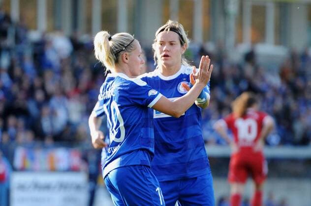 Julia Simic (li., Pot) und Jennifer Zietz (re., Pot) bejubeln das Tor 1:0, Fussball, DFB-Pokal, 1.FFC Turbine Potsdam - Herforder SV, xjkx