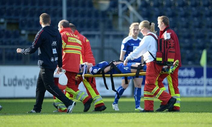 Johanna Elsig (pot) wird verletzt vom Platz getragen, Fussball, DFB-Pokal, 1.FFC Turbine Potsdam - Herforder SV, xjkx