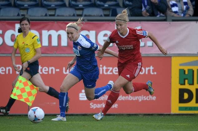 Pauline Bremer (li., Pot) und Lena Wermelt (re., Herford), Fussball, DFB-Pokal, 1.FFC Turbine Potsdam - Herforder SV, xjkx